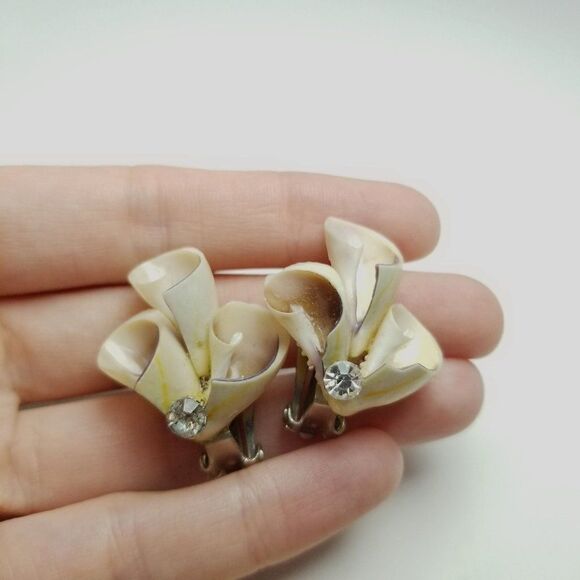 Vintage Shell And Rhinestone Clip On Earrings, Unique Retro Design, Estate - Picture 6 of 6